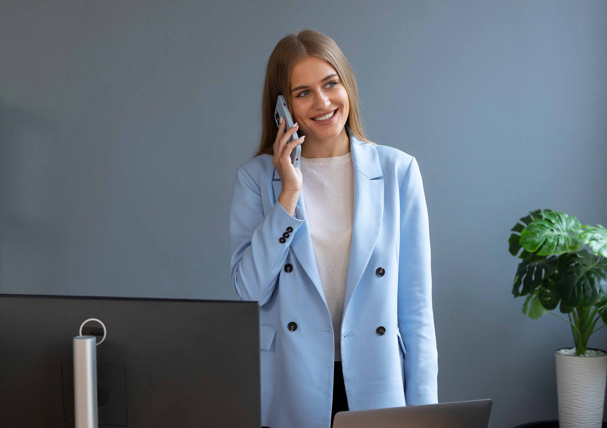 Een vrouw is aan het bellen met haar mobiele telefoon