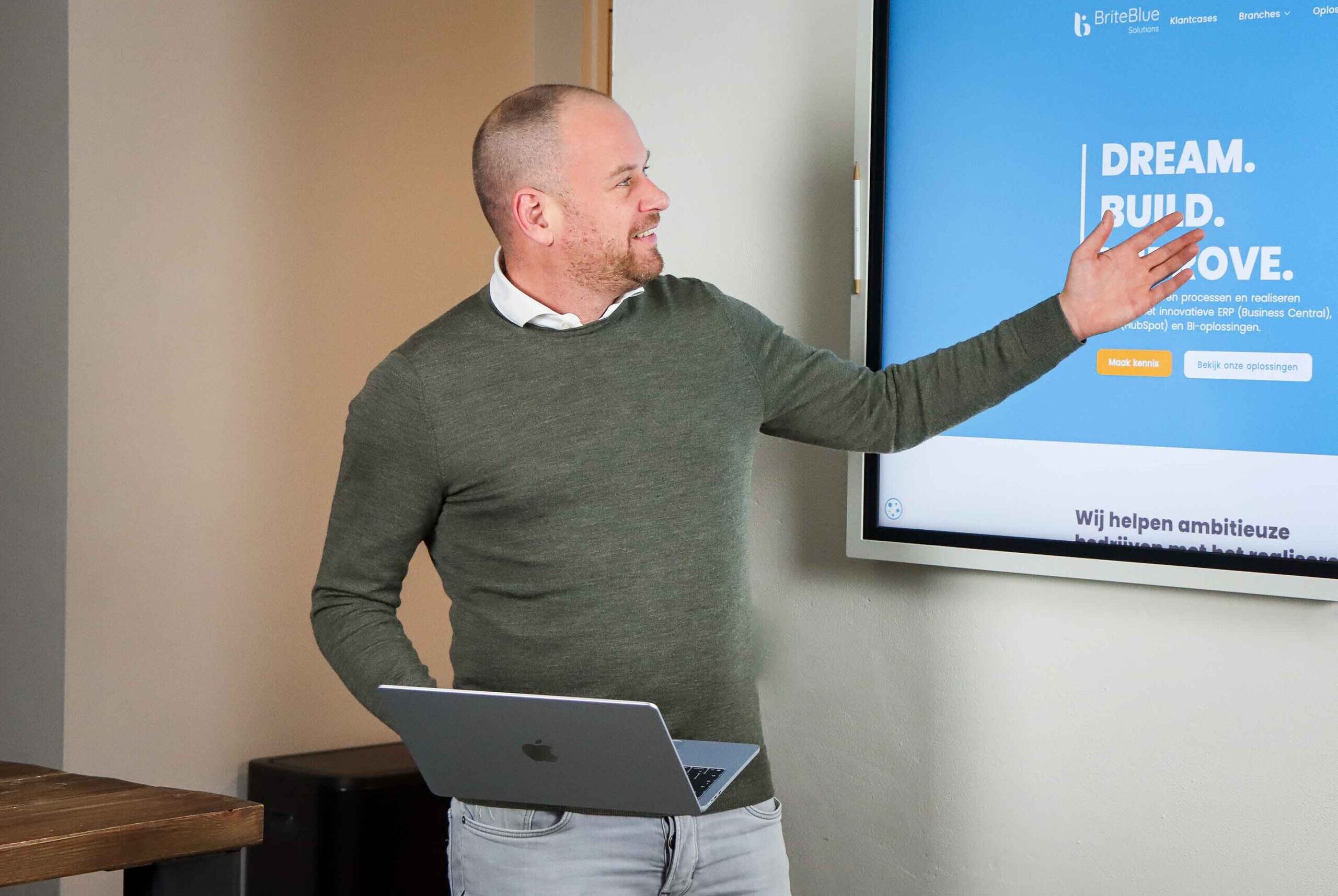 Robert geeft een CRM presentatie